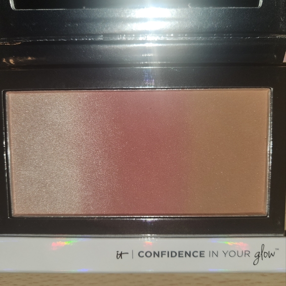 It Cosmetics Confidence In Your Glow Blushing Bronzer - Picture 2 of 4